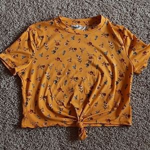 Cute floral cropped top in great condition
